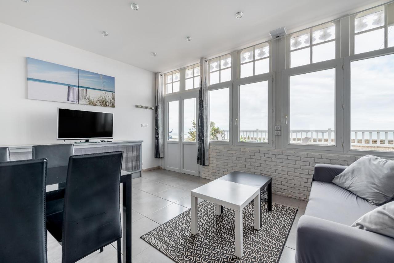 En Front De Avec Terrasse Et Vue *